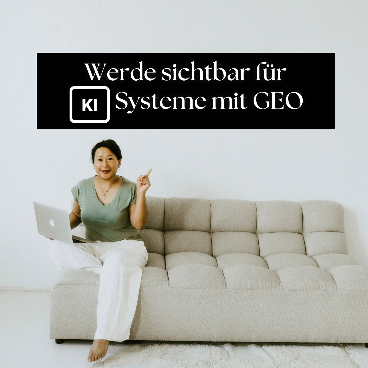 Frau auf Sofa mit Laptop Text: „Werde sichtbar für KI-Systeme mit GEO“ Generative engine optimization